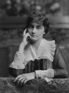 Erskine, Mrs., portrait photograph, 1917 Mar. 10. Creator: Arnold Genthe