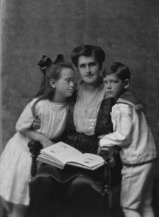 Esberg, A., Mrs., and children, portrait photograph, 1915 Feb. 10. Creator: Arnold Genthe