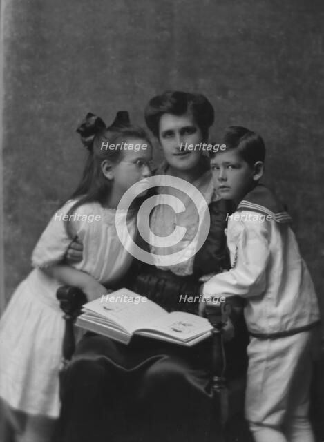 Esberg, A., Mrs., and children, portrait photograph, 1915 Feb. 10. Creator: Arnold Genthe.
