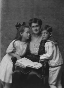 Esberg, A., Mrs., and children, portrait photograph, 1915 Feb. 10. Creator: Arnold Genthe