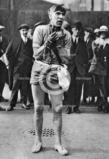 Escapologist entertaining theatre-goers in the 'pit' queue, London, 1926-1927. Artist: Unknown