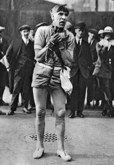 Escapologist entertaining theatre-goers in the pit queue, London, 1926-1927