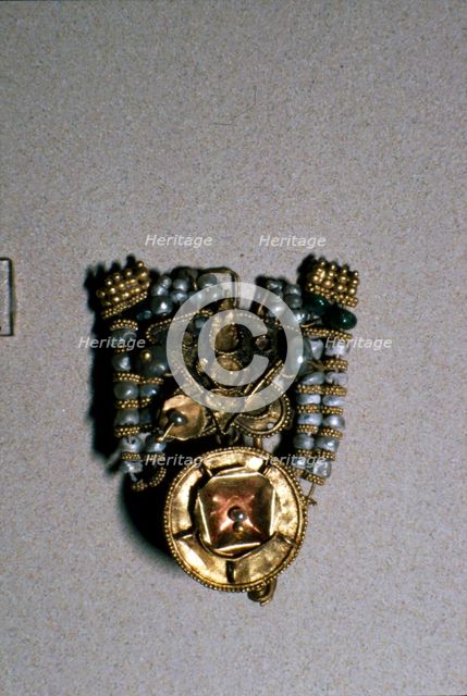 Etruscan Gold Ear-ring with pendant, 3rd century BC Artist: Unknown.