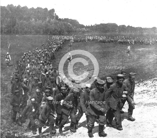 'Evacuation de prisonniers allemands du front de la Somme', 1916. Creator: Unknown.