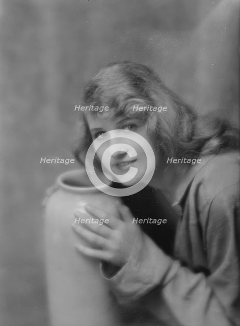 Evans, Laura, Miss, portrait photograph, 1915 July 7. Creator: Arnold Genthe.