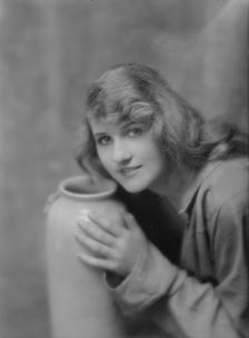 Evans, Laura, Miss, portrait photograph, 1915 July 7. Creator: Arnold Genthe