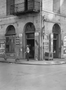 Exterior of Court House Grocer, New Orleans, between 1920 and 1926. Creator: Arnold Genthe