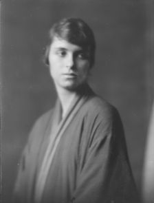 Eyre, Miss, portrait photograph, 1916. Creator: Arnold Genthe