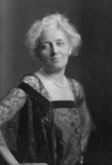 Eyre, Mrs., portrait photograph, 1914 Dec. 15. Creator: Arnold Genthe