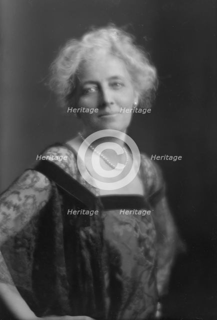 Eyre, Mrs., portrait photograph, 1914 Dec. 15. Creator: Arnold Genthe.