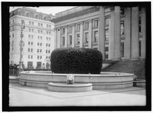 Fountain, between 1909 and 1914. Creator: Harris & Ewing