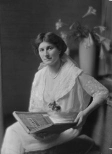 Fox, M.J., Mrs., portrait photograph, 1914 May 1. Creator: Arnold Genthe