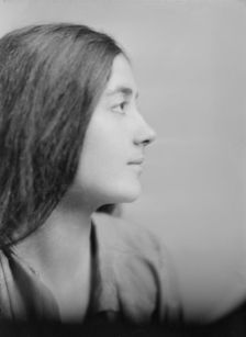 Fonariova, G., Mme., portrait photograph, 1916. Creator: Arnold Genthe