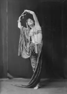 Fontaine, Miss, 1917 May 23. Creator: Arnold Genthe