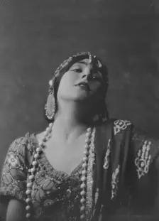 Fontaine, Miss, portrait photograph, 1916 Jan. 30. Creator: Arnold Genthe