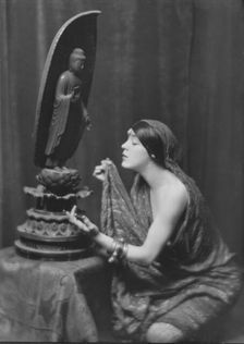 Fontaine, Miss, portrait photograph, 1917 May 23. Creator: Arnold Genthe