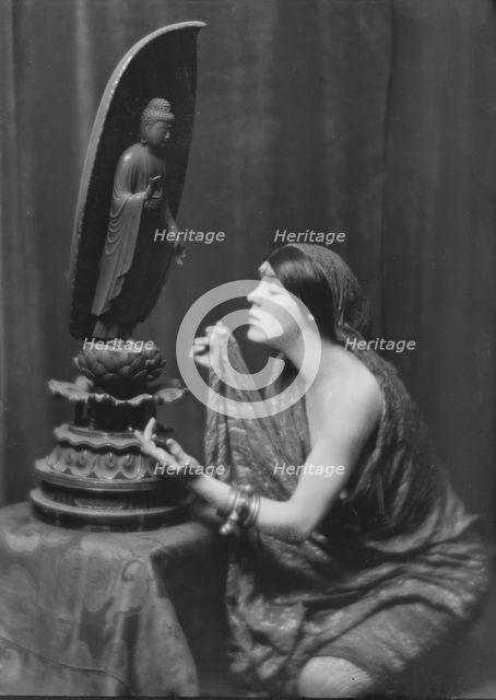 Fontaine, Miss, portrait photograph, 1917 May 23. Creator: Arnold Genthe.