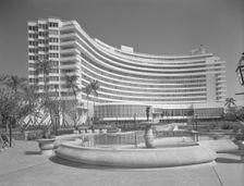 Fontainebleau Hotel, Miami Beach, Florida, 1955. Creators: Gottscho-Schleisner, Inc, Morris Lapidus