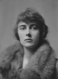 Foote, Dorothy, Miss, portrait photograph, 1917 Mar. 10. Creator: Arnold Genthe