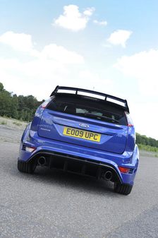 Ford Focus RS 2009. Artist: Simon Clay