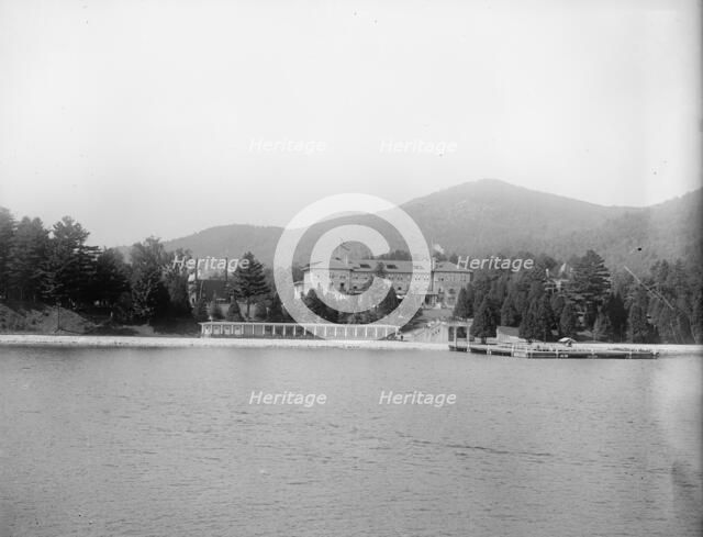 Fort William Henry Hotel, Lake George, N.Y., between 1900 and 1910. Creator: Unknown.