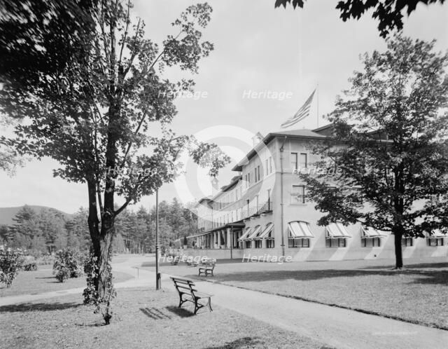 Fort William Henry Hotel, Lake George, N.Y., c.between 1910 and 1920. Creator: Unknown.