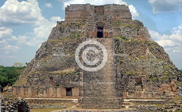 Fortune-Teller' Pyramid, built in Uxmal (Yucatán) to the 6th century.