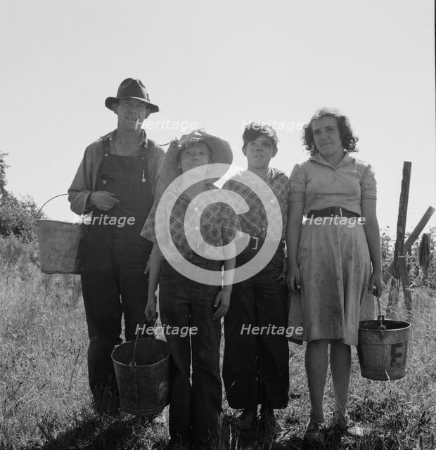 Father and children came from Albany..., near West Stayton, Marion county, Oregon, 1939. Creator: Dorothea Lange.