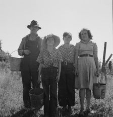 Father and children came from Albany..., near West Stayton, Marion county, Oregon, 1939. Creator: Dorothea Lange