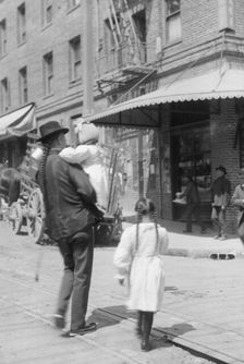 Father and children, Chinatown, San Francisco, between 1896 and 1906. Creator: Arnold Genthe
