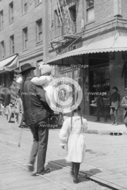 Father and children, Chinatown, San Francisco, between 1896 and 1906. Creator: Arnold Genthe.