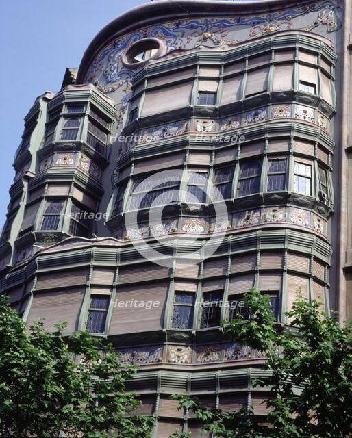 Façade of the Comalat house, designed by Salvador Valeri i Pupurull.