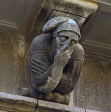 Façade of the Paeria of Cervera, anthropomorphic corbel of a personage with a Catalan cap coverin…