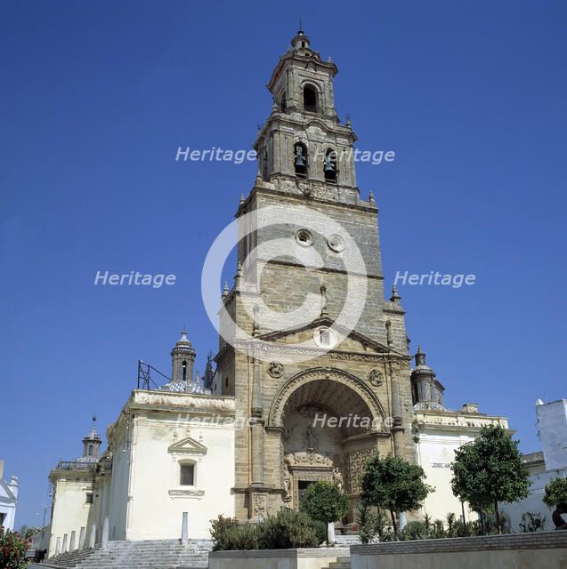 Façade and tower of the Church of Santa Maria de la Asunción in Utrera (Sevilla) .