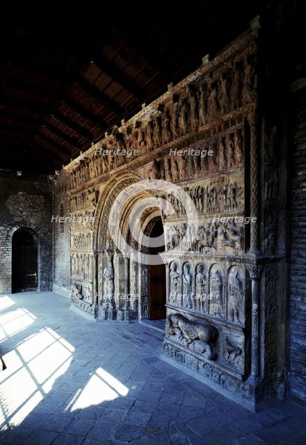 Façade shaped as a triumph arch, with Romanesque sculptures representing bible scenes, in the Mon…
