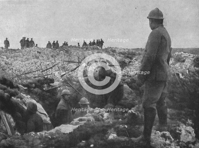 ' Face a face, apres une explosion de mine; au premier plan, un capitaine..., c1915. Creator: Unknown.