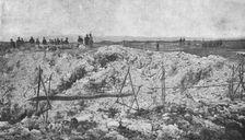 Face a face, apres une explosion de mine; Les Allemnds sortis de leurs tranchees, sans..., c1915. Creator: Unknown