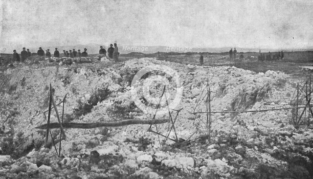 ' Face a face, apres une explosion de mine; Les Allemnds sortis de leurs tranchees, sans..., c1915. Creator: Unknown.