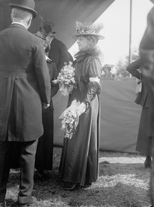 Fahnestock, Mrs. Gibson at Horse Show, 1917. Creator: Harris & Ewing