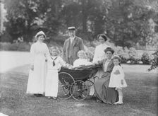 Family portrait, Apsley Paddox, Woodstock Road, Oxford, Oxfordshire, 1913. Creator: Henry Taunt