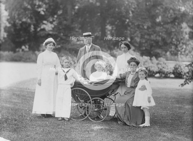 Family portrait, Apsley Paddox, Woodstock Road, Oxford, Oxfordshire, 1913. Creator: Henry Taunt.