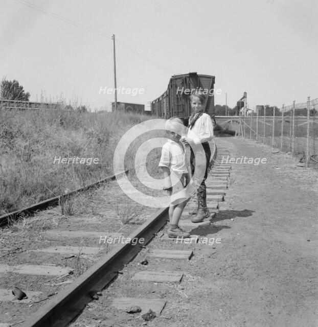 Family who traveled by freight train, Washington, Toppenish, Yakima Valley, 1939. Creator: Dorothea Lange.
