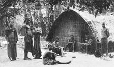 'Famille Bateke; L'Ouest Africain 1914. Creator: Unknown