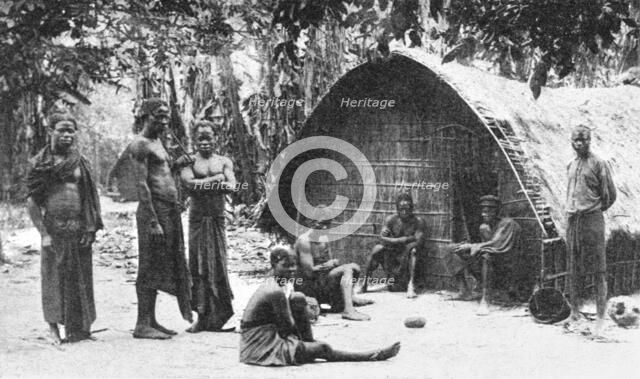 ''Famille Bateke; L'Ouest Africain', 1914. Creator: Unknown.