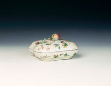 Famille rose box with flowers and insects, Qing dynasty, China, 1821-1850