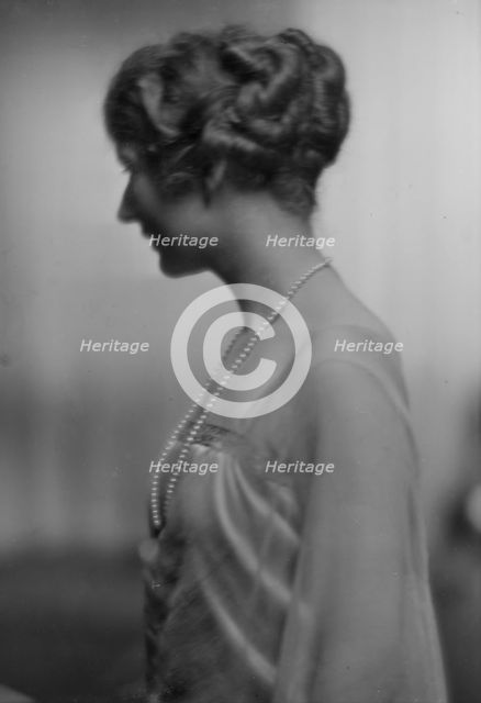 Fargo, Clara, Miss, portrait photograph, 1915 Jan. 15. Creator: Arnold Genthe.