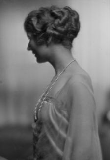 Fargo, Clara, Miss, portrait photograph, 1915 Jan. 15. Creator: Arnold Genthe