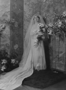 Fargo, Clara, Miss, portrait photograph, 1915 Jan. 15. Creator: Arnold Genthe