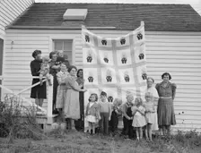 Farm women of the "Helping Hand" club display a pieced quilt..., near West Carlton, Oregon, 1939. Creator: Dorothea Lange