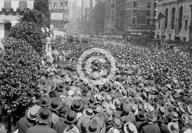 Farrar sells bonds, 15 Apr 1918. Creator: Bain News Service.